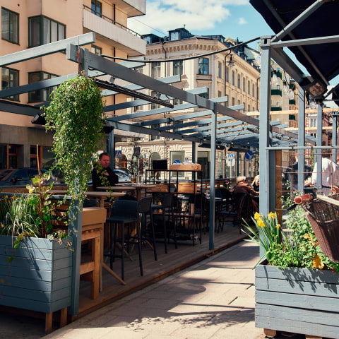 F&ouml;rsommarfest p&aring; Copines uteservering