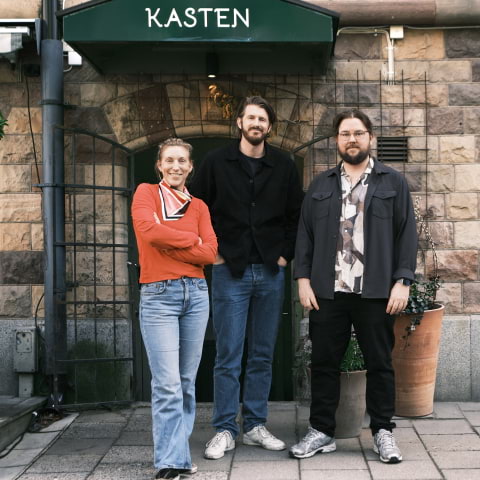 Fem&aring;rsfirande p&aring; Kasten: G&auml;stspel, jubileumsviner och punscht&aring;rta