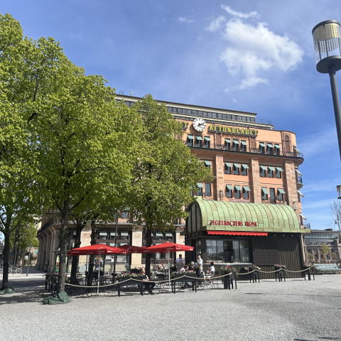 Markus Aujalay &ouml;ppnar kiosk