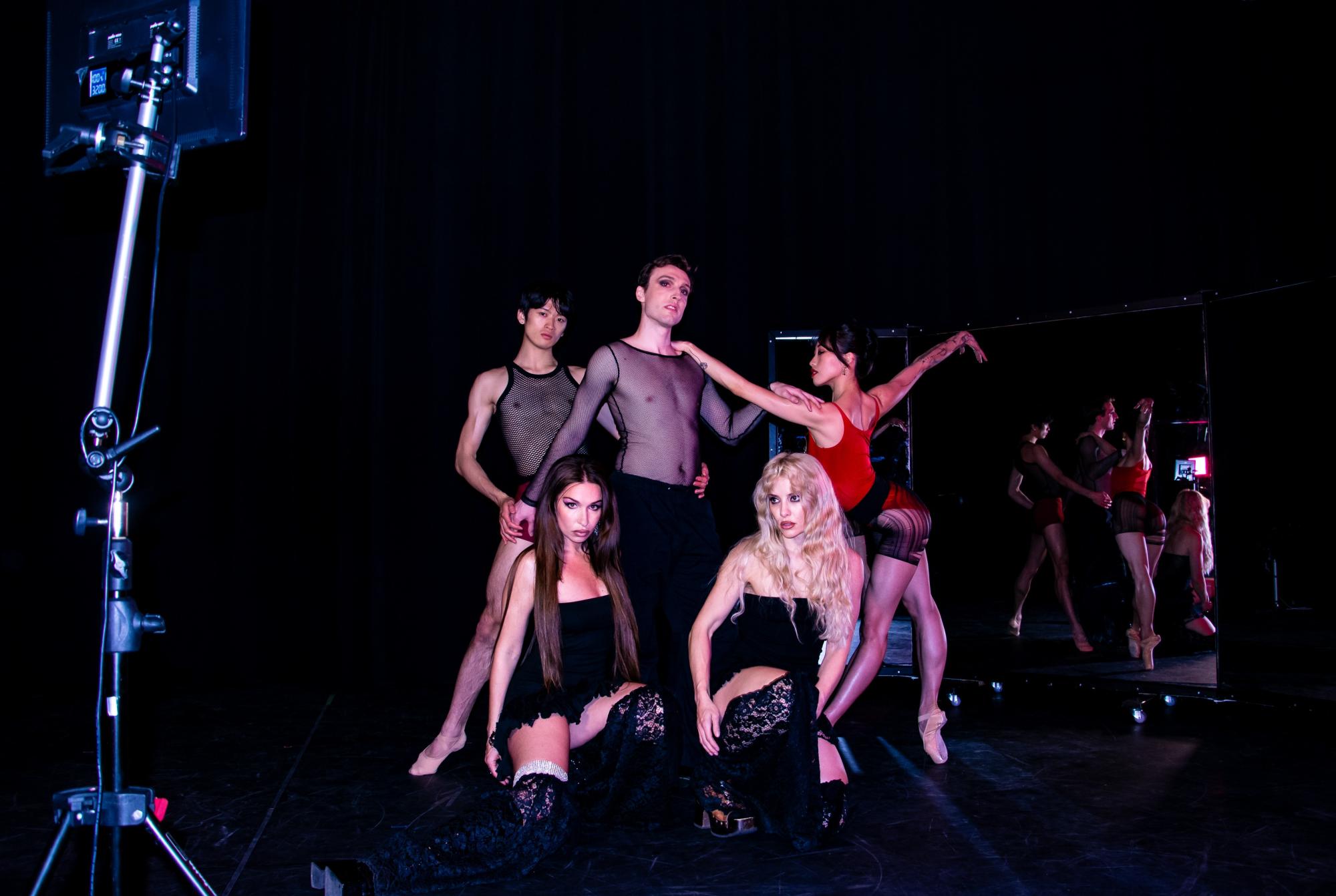 Rebecca & Fiona intar Kungliga Operan – "klassiska balettinfluenser möter housemusik och neon"