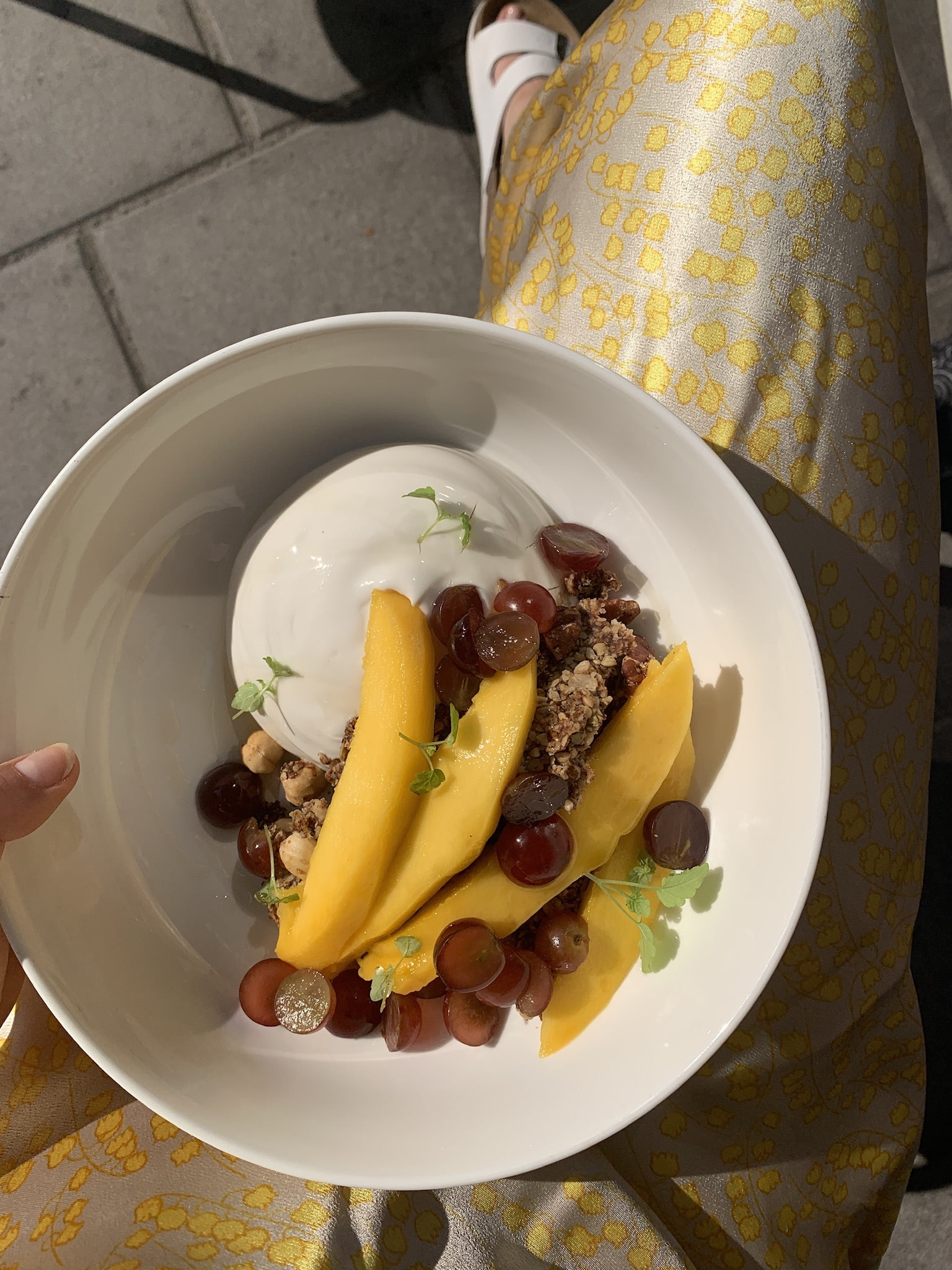 Kokosyoghurt med färsk mango och jordnötssmörsgranola – Bild från À La Lo Café & Cantine av Olivia I. (2023-01-27)