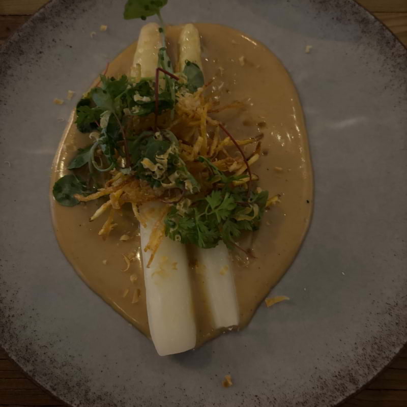 Sparris med beurre blanc, sojagravad äggula och pommes allumettes – Bild från Granen Hotell & Restaurang av Sofie L. (2024-05-12)