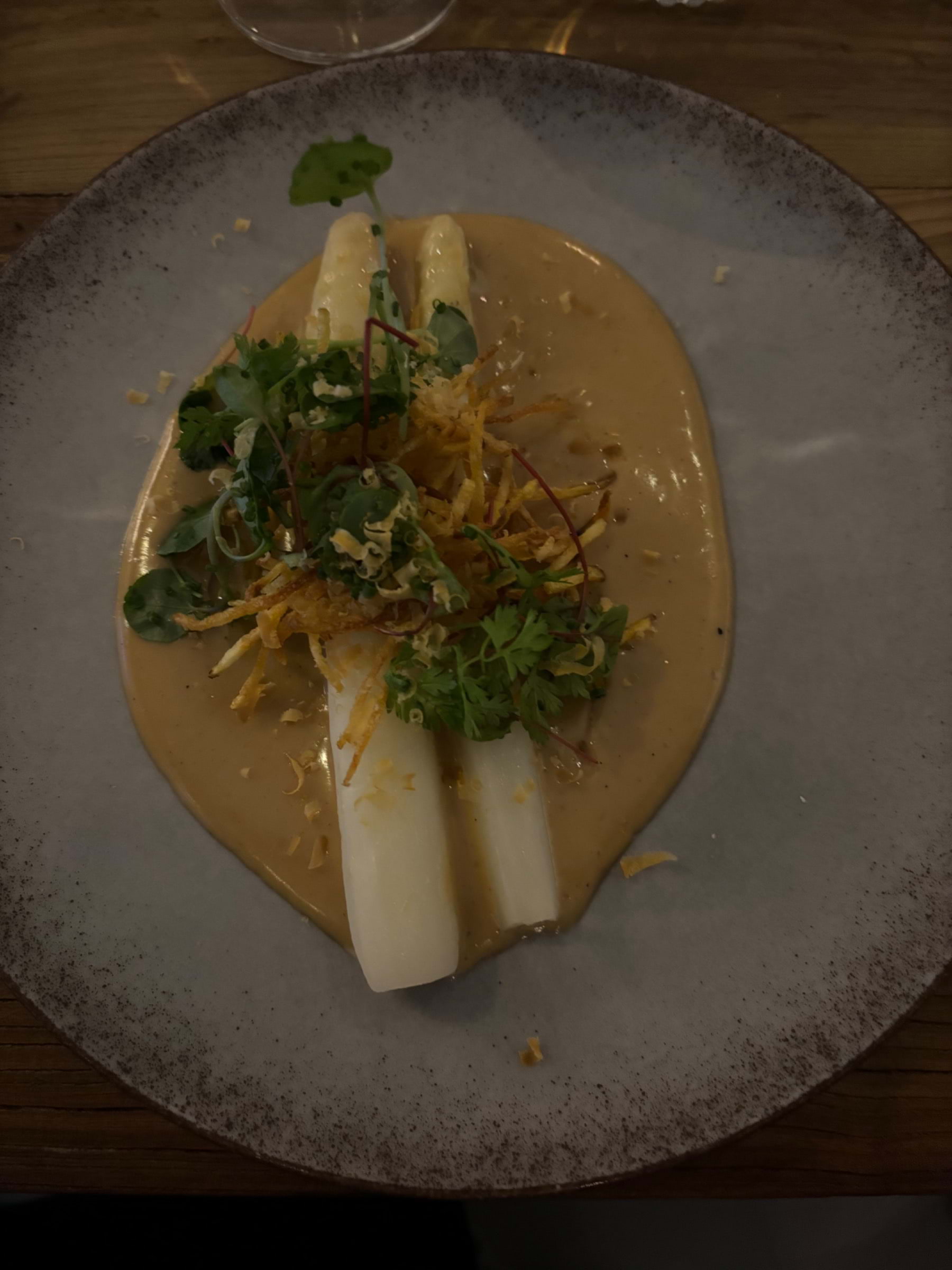 Sparris med beurre blanc, sojagravad äggula och pommes allumettes – Bild från Granen Hotell & Restaurang av Sofie L. (2024-05-12)