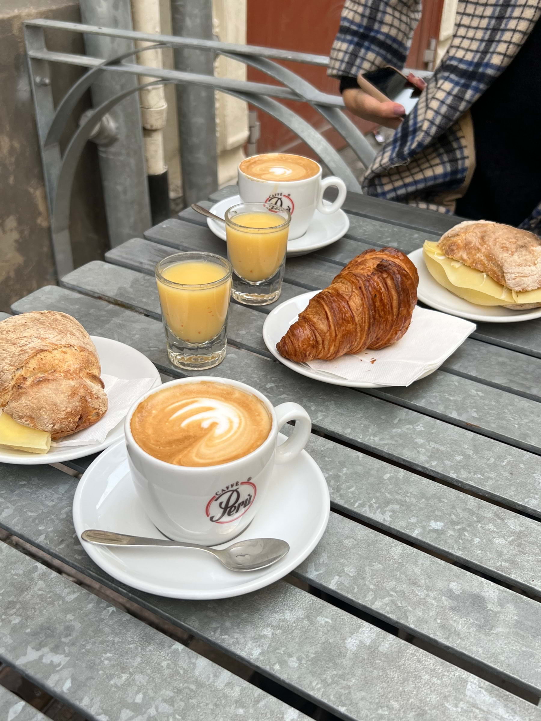 Frukostpaketet + en croissant  – Photo from Bar Centro by Sara K. (18/02/2023)