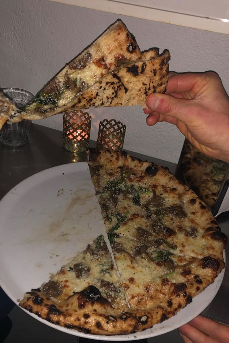 Notera de brända fläckarna på pizzabotten - perfektion! – Bild från Babette av David F.