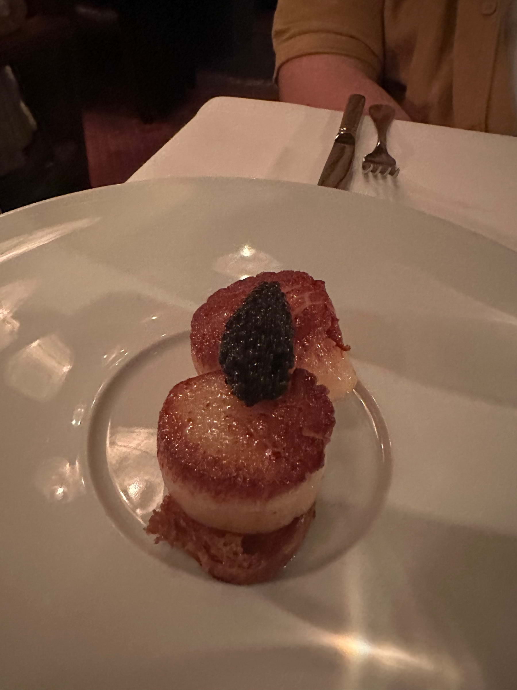 Kammussla med caviar  – Photo from Bakfickan Djuret by Isabelle W. (24/02/2023)