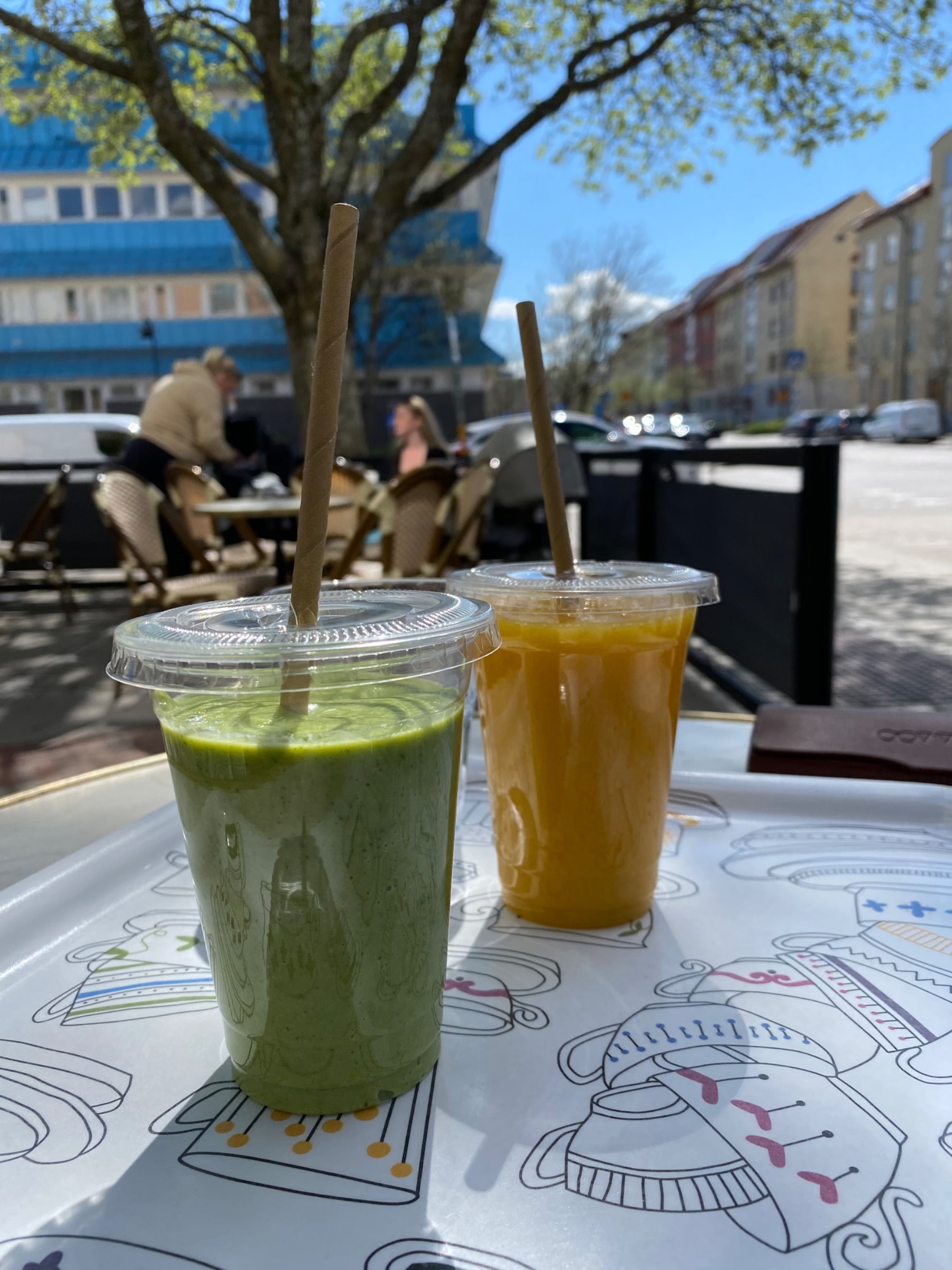 Avocado äpple lime smoothie, mango apelsin smoothie  – Bild från Bageri Kardemumma Upplands Väsby av Madiha S. (2022-05-13)