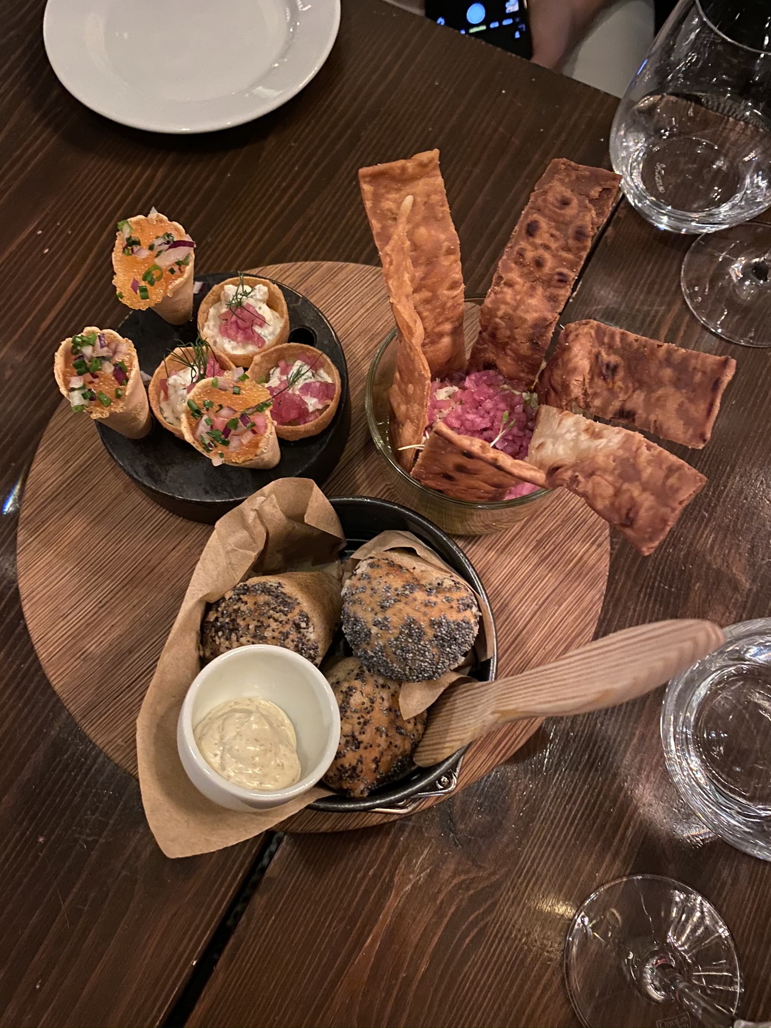 Löjromsstrut, hummus med pickladlök och bröd.  – Bild från Barrique Restaurant & Wine Bar av Erica E. (2020-10-21)