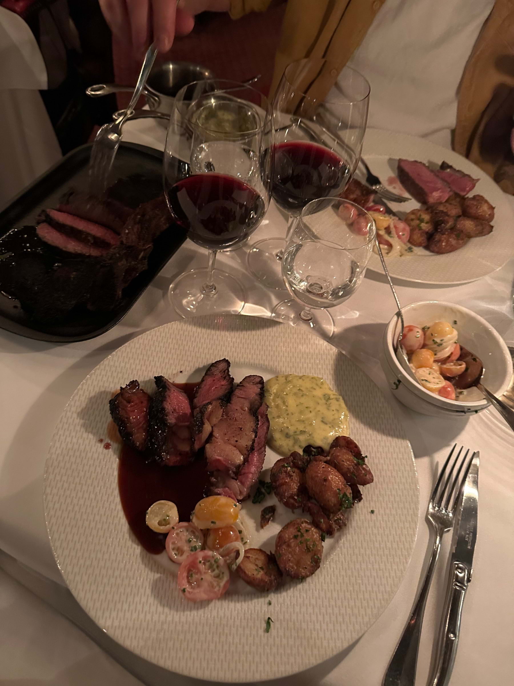 Kött, potatis, bea, rödvinssås – Bild från Bakfickan Djuret av Isabelle W. (2023-02-24)