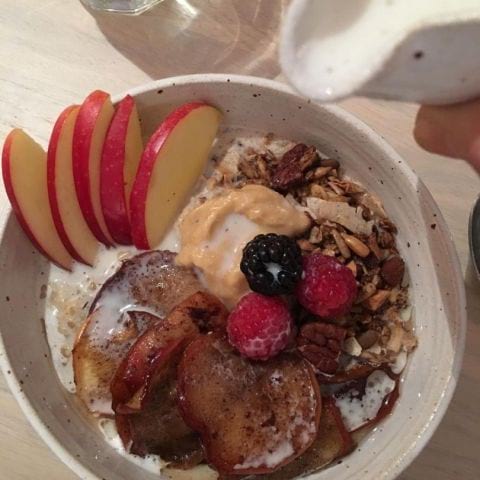 Min gröt med äpplen, bär och jordnöttsmör  – Bild från BodyBuddy Jungfrugatan av Annelie V. (2018-12-08)
