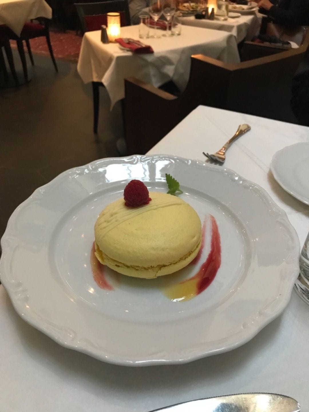 Härligt stor macaron, perfekt att dela! – Photo from Brasserie Makalös by Birgitta B. (11/06/2019)