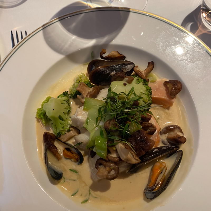 Dagens fisksoppa med torsk, lax, musslor och broccoli.  – Bild från Brasserie Astoria av Sofie L. (2021-11-23)