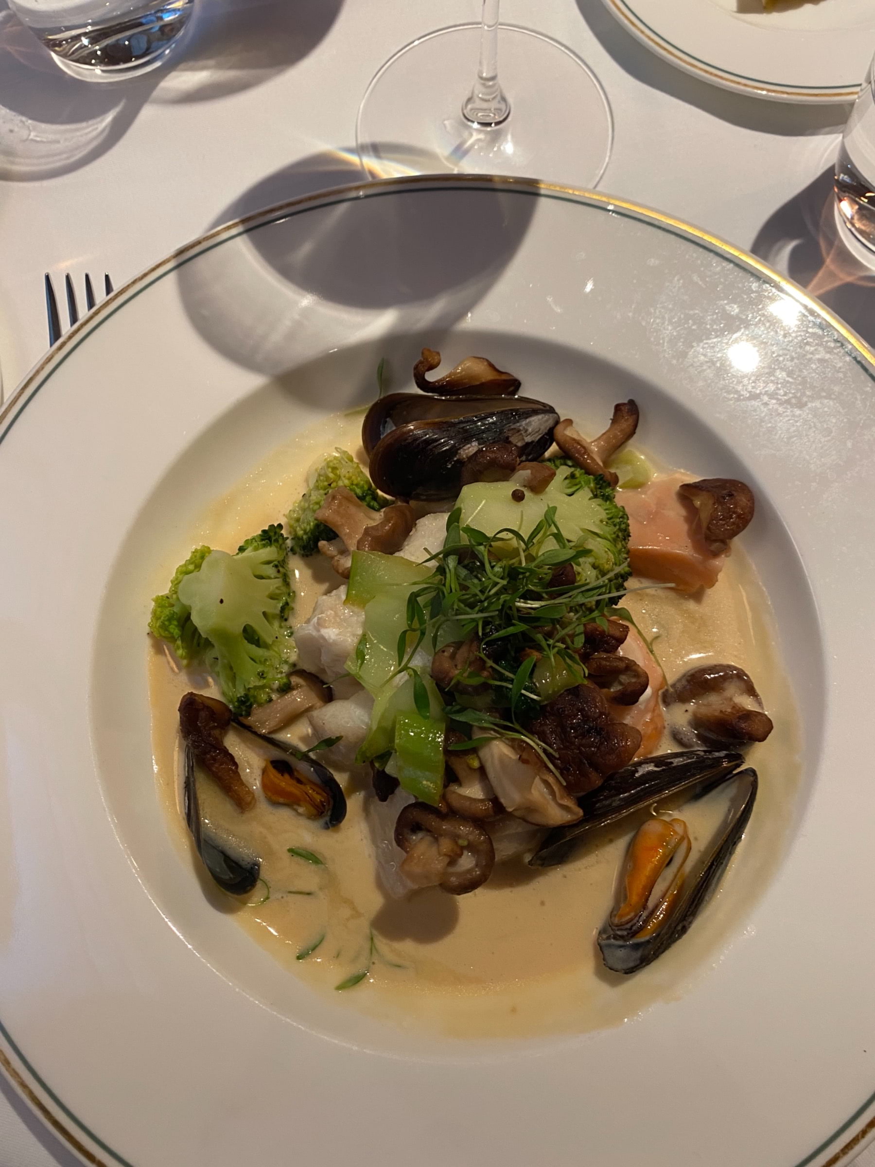 Dagens fisksoppa med torsk, lax, musslor och broccoli. - Bild från Brasserie Astoria av Sofie L.