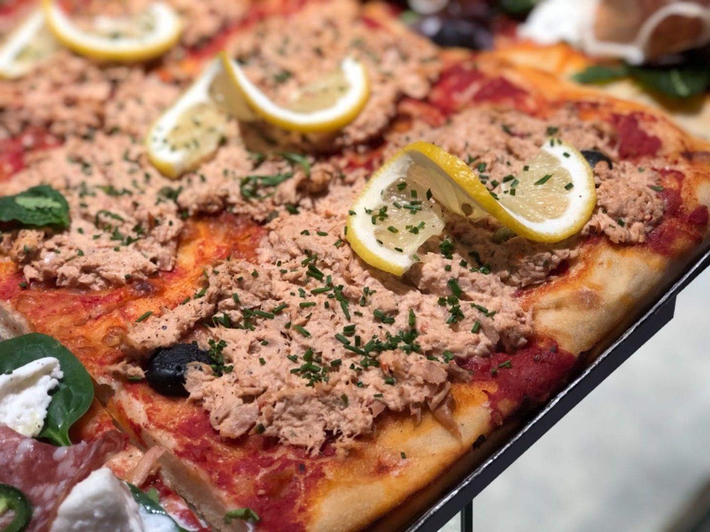 Pizza med tonfisk – Bild från Bröd & Salt Hammarby Sjöstad av Agnes L. (2019-02-27)