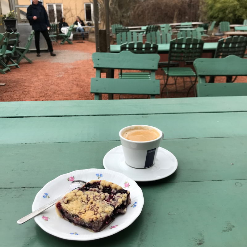 Uteserveringen – Bild från Brunnsvikens Trädgård & Café av Jessica K. (2020-03-28)