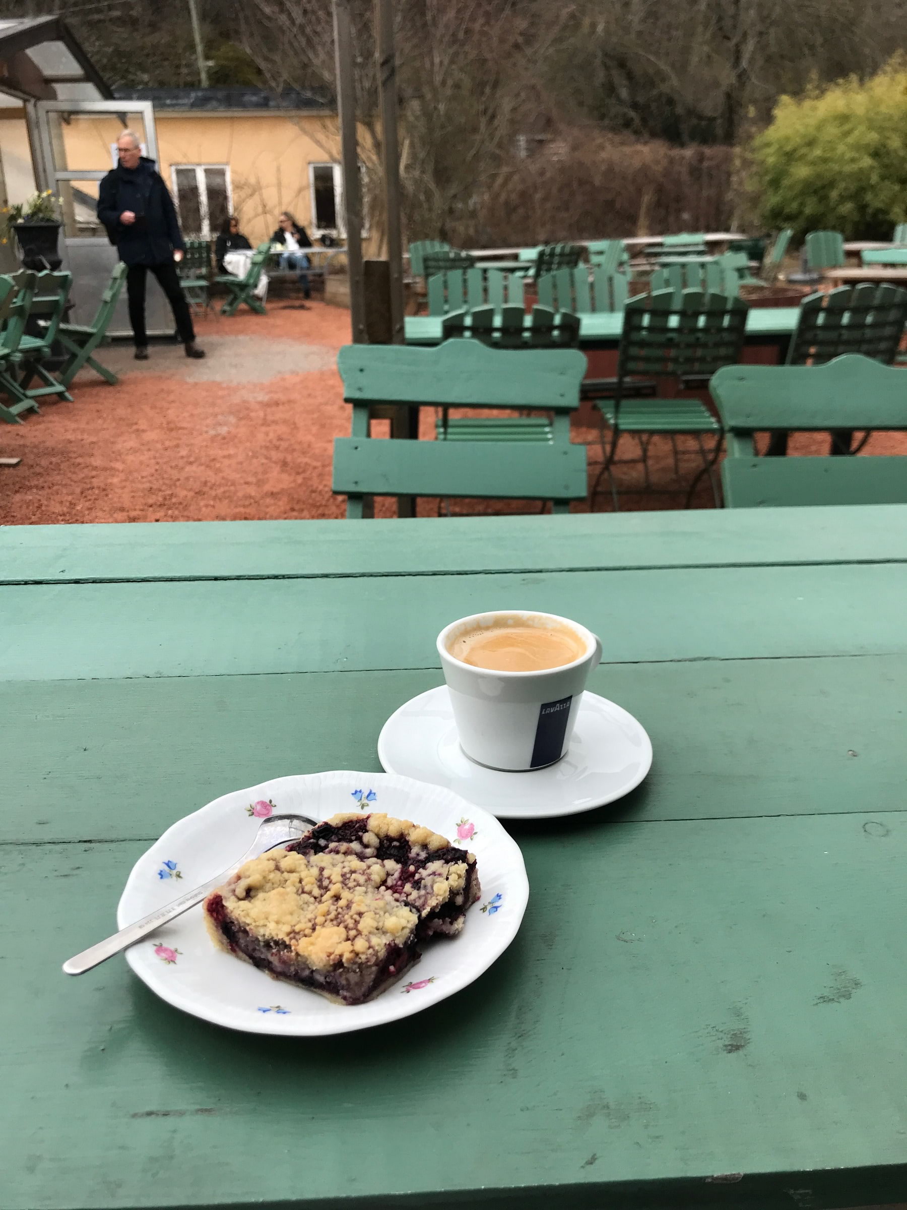 Uteserveringen – Bild från Brunnsvikens Trädgård & Café av Jessica K. (2020-03-28)