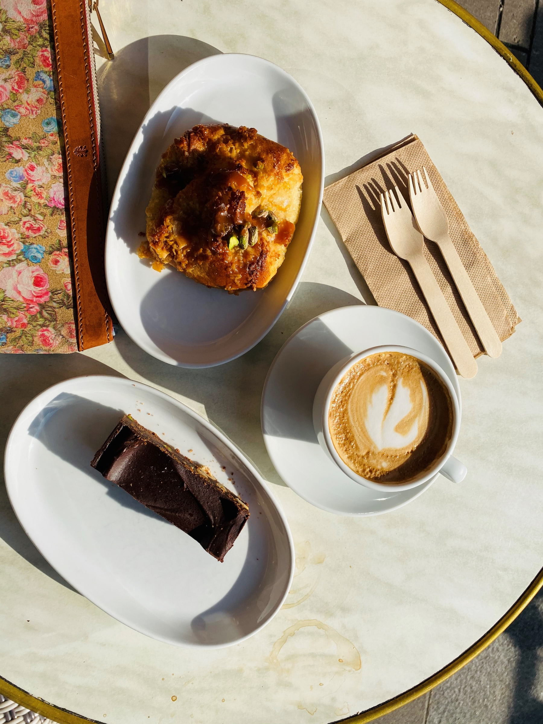 Brownie med nötter, vanilj bulle med god cappuccino – Bild från Brioche av Madiha S. (2020-11-12)