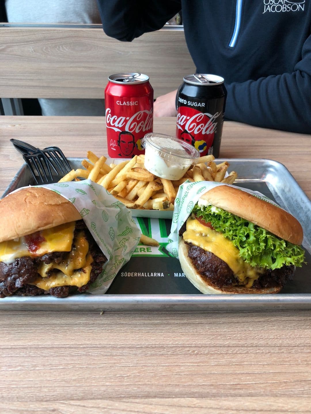 Trippel royal cheese och en standard (dubbel) famous bun burger 😋 – Bild från Bun Meat Bun Mariehäll av Adam L. (2018-06-21)