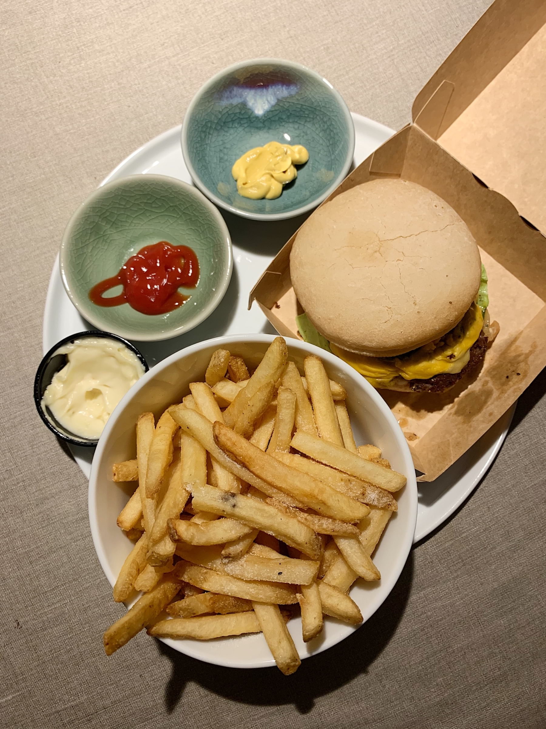 Hot Chili Jalapeno Cheeseburger med Original Fries och Majjo – Bild från Burgers & Beer Rörstrandsgatan av Caroline S.