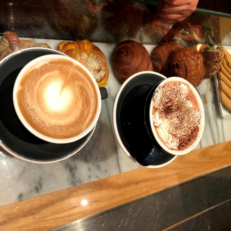 Cappuccino och varm choklad – Photo from Café Foam by Madiha S. (29/04/2020)