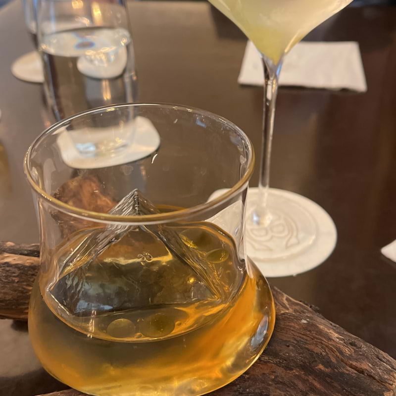 Cadierbaren Whiskypinne och Vesper Martini – Bild från Cadierbaren av Cocktailguiden S. (2023-02-19)
