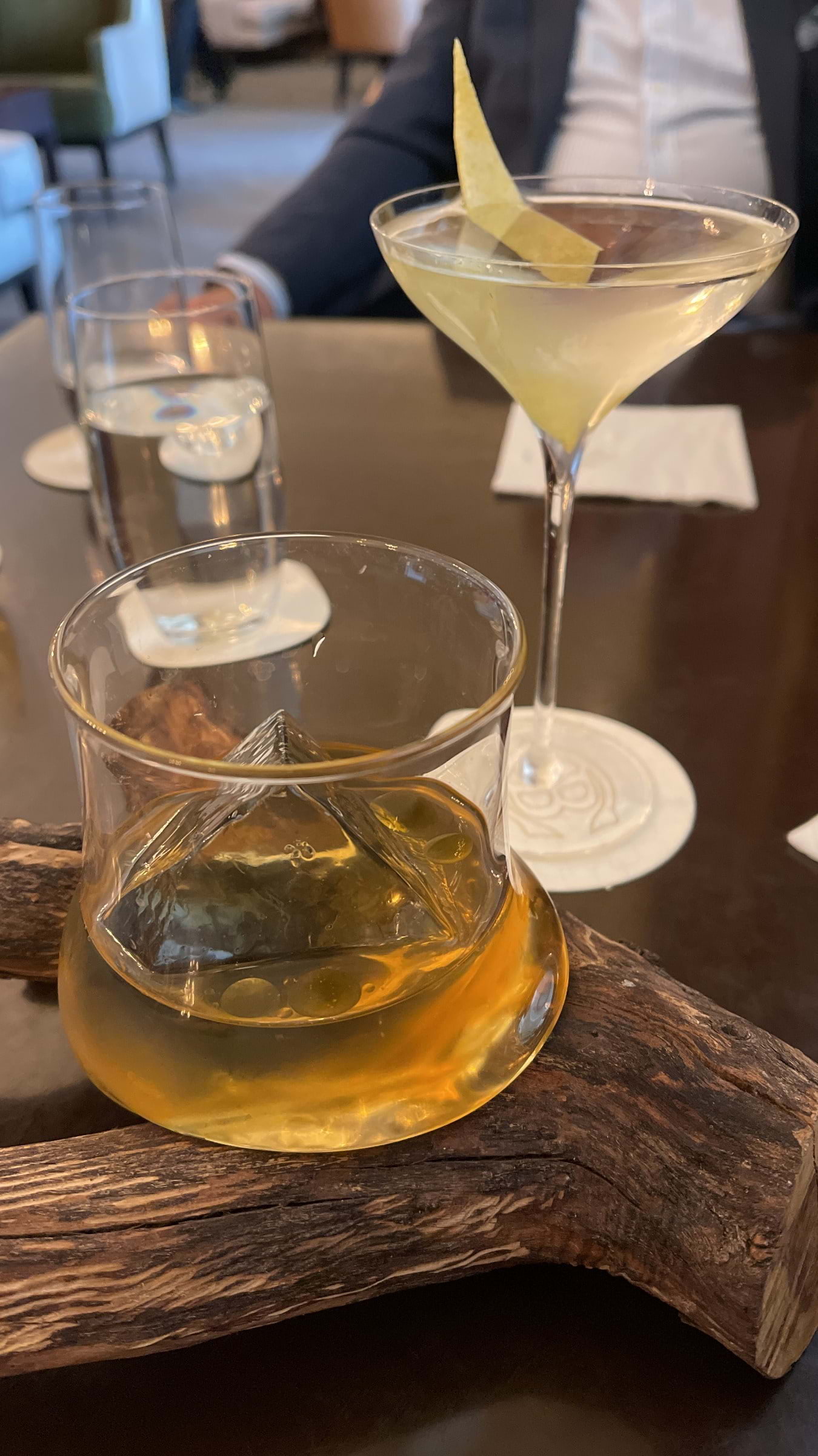 Cadierbaren Whiskypinne och Vesper Martini – Bild från Cadierbaren av Cocktailguiden S.