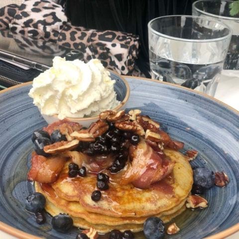 Pancakes med blåbär, bacon, pekannötter och lönnsirap. Mums!   – Bild från Café Fix av Annelie V.