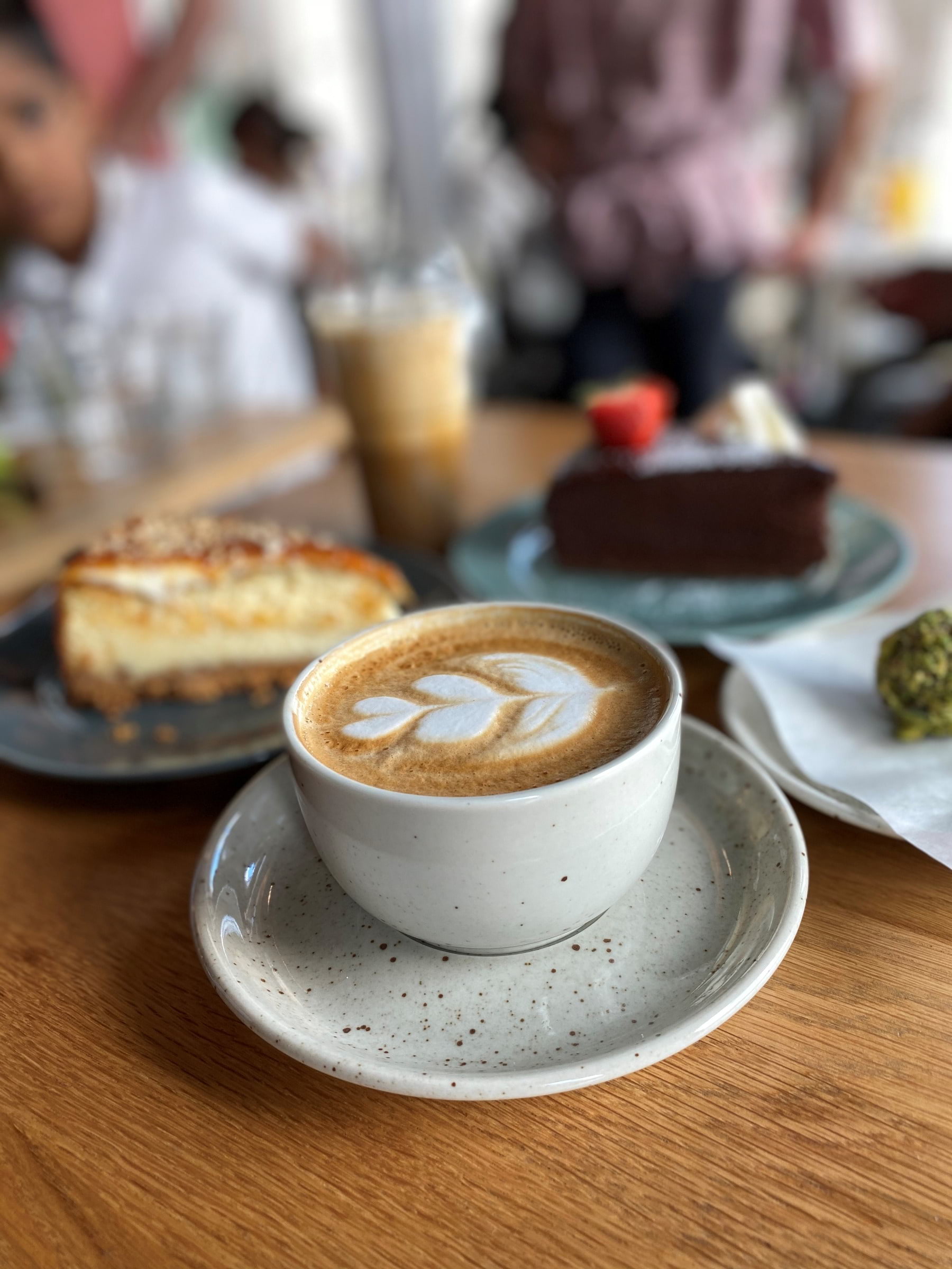 Cappuccino och Caramel iskaffe – Bild från Café Vólta av Madiha S. (2020-08-04)