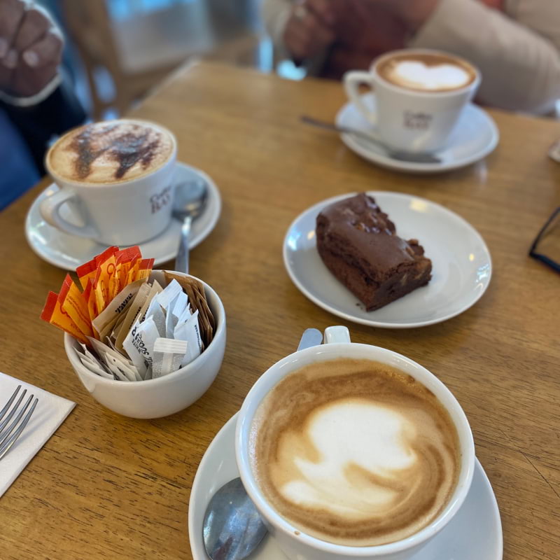 Cappuccino, peanut butter brownie and flat white  – Photo from Cafe Continente by Madiha S. (04/10/2022)