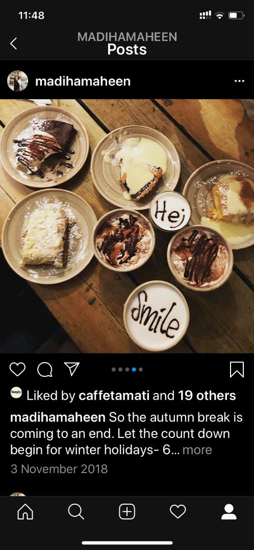 Blåbärspaj, äppelkaka, morotskaka, kladdkaka och omotståndlig varm choklad! – Bild från Café Kaffekoppen av Madiha S. (2020-02-21)