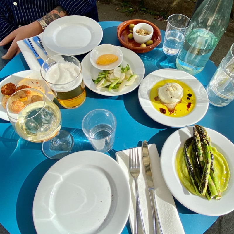 Sparris, burrata, cheddarkroketter, majrova med chilimajonäs, oliver – Bild från Centan av Lisa S. (2020-09-20)