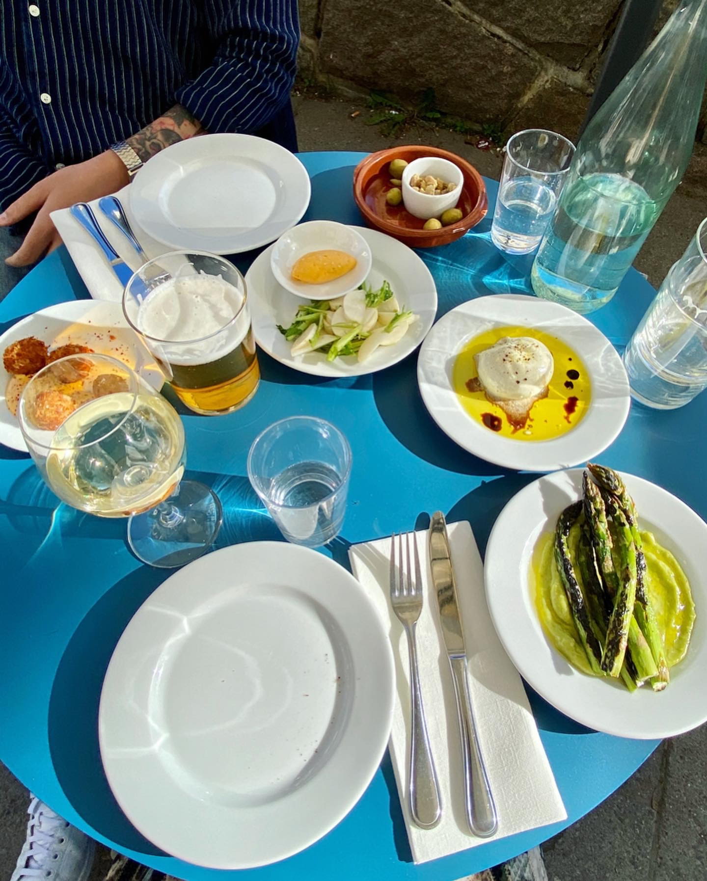 Sparris, burrata, cheddarkroketter, majrova med chilimajonäs, oliver – Bild från Centan av Lisa S. (2020-09-20)