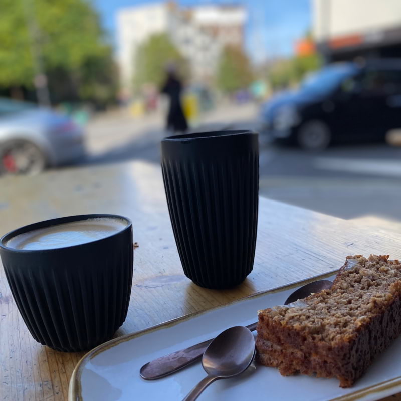 Banana loaf with flat white and chai latte – Photo from Chapter Coffee Roasters by Madiha S. (04/10/2022)