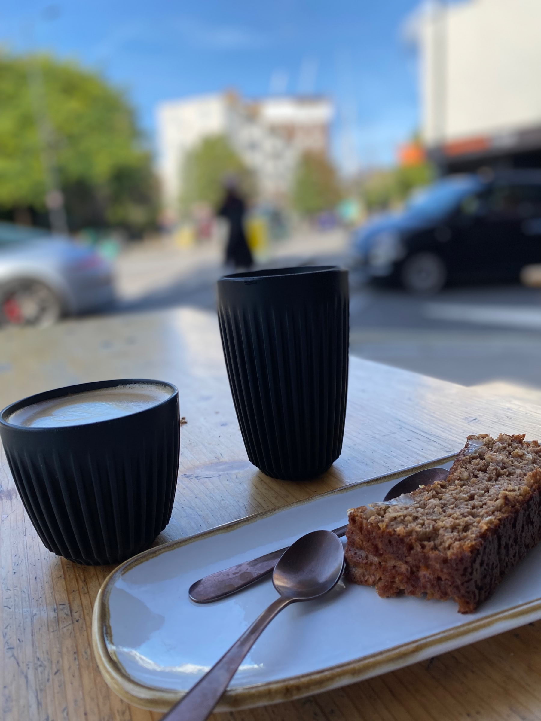 Banana loaf with flat white and chai latte – Photo from Chapter Coffee Roasters by Madiha S. (04/10/2022)