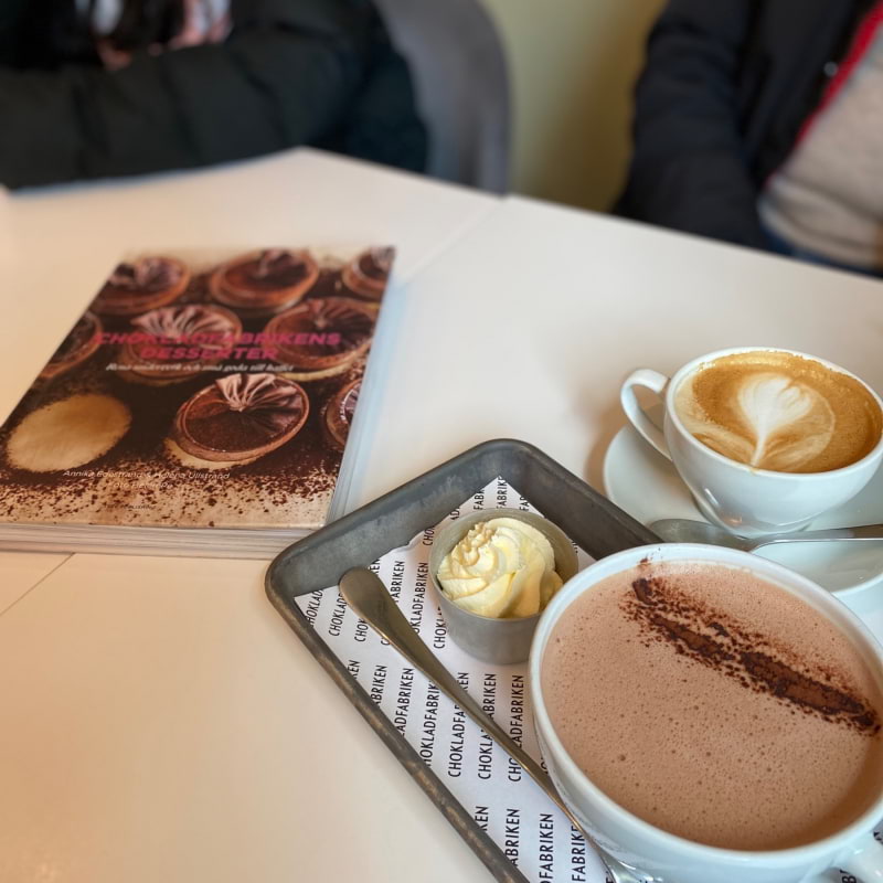 Mörk varmchoklad och cappuccino  – Photo from Chokladfabriken City by Madiha S. (29/03/2022)