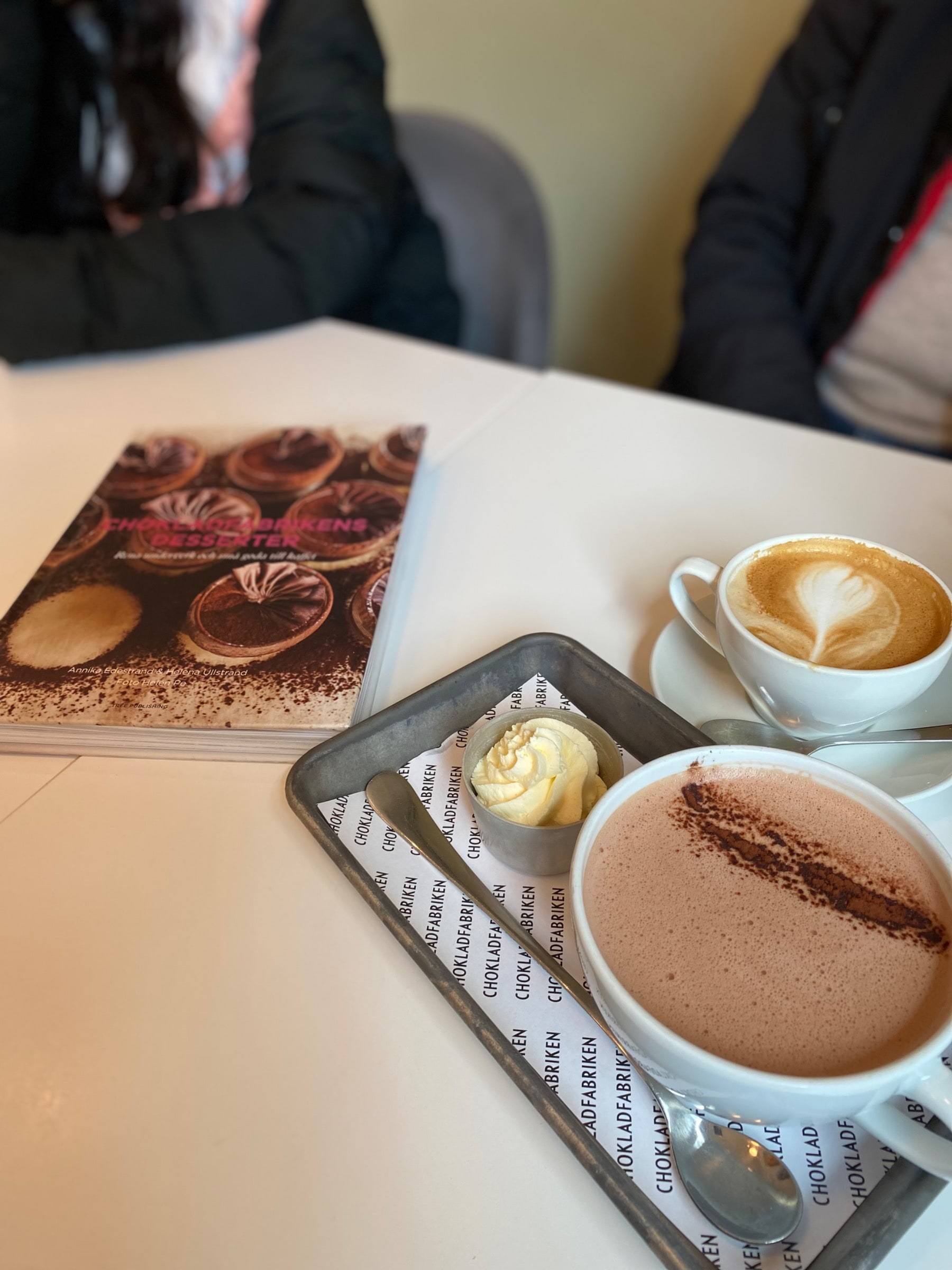 Mörk varmchoklad och cappuccino  – Bild från Chokladfabriken City av Madiha S. (2022-03-29)