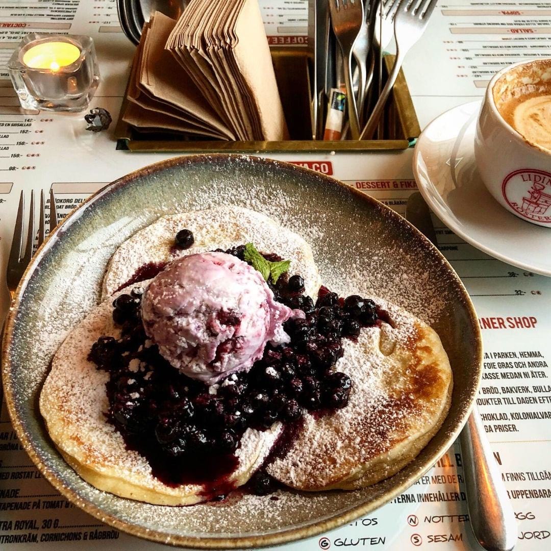 Amerikanska pannkakor med blåbärsglass och blåbär.  – Photo from Coffee and Cava Co by Kenneth V. (08/05/2019)