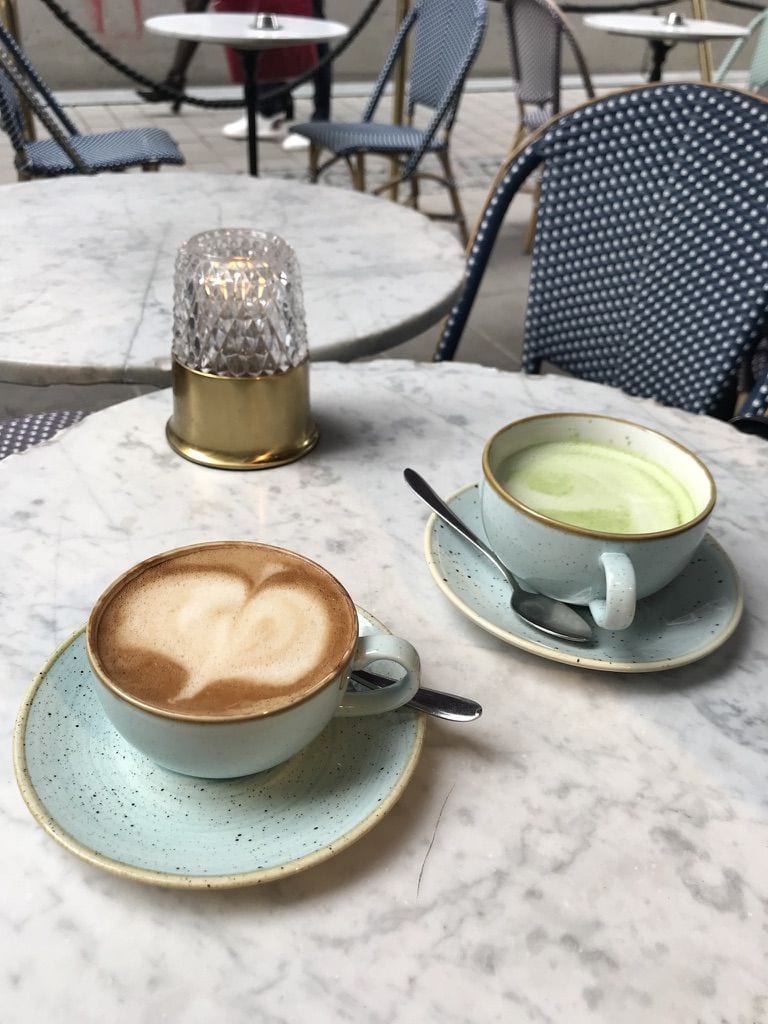 Cappuccino + matcha latte.  – Bild från Crème Nybrogatan av Jessica K.