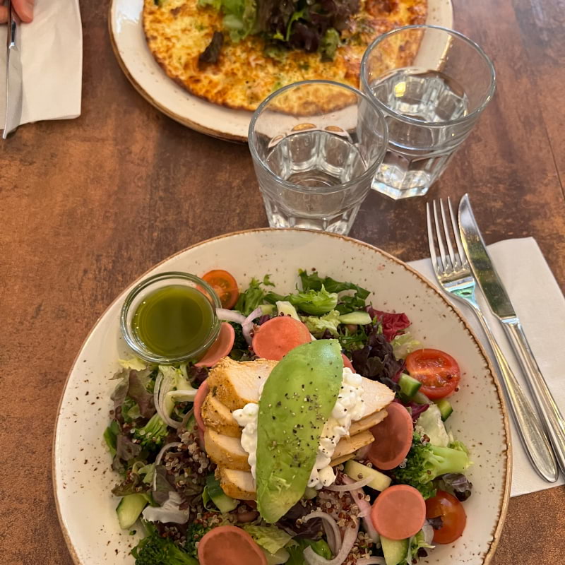 Kycklingsallad och omelett – Photo from Daily's Cafe & Bistro by Adam L.