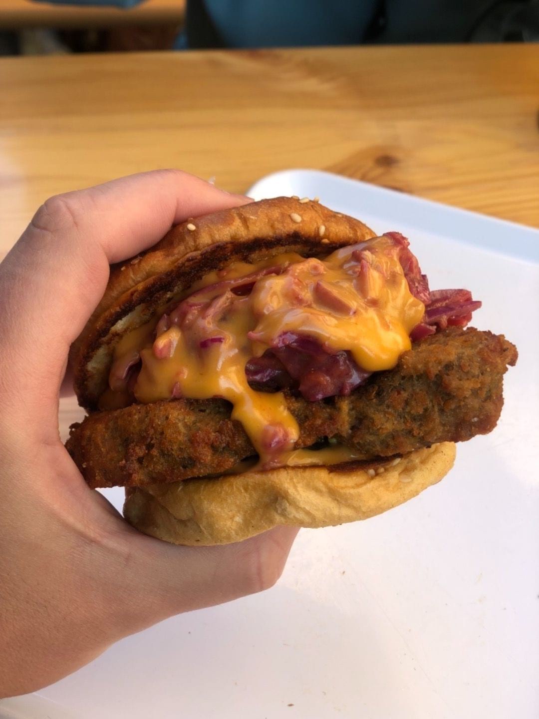Dirty chick’n burger – Photo from Dirty Vegan by Fredrik J. (07/06/2019)