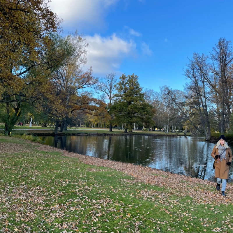 Parken passar perfekt för långa hundpromenader. – Bild från Drottningholms slottspark av Emmi A.