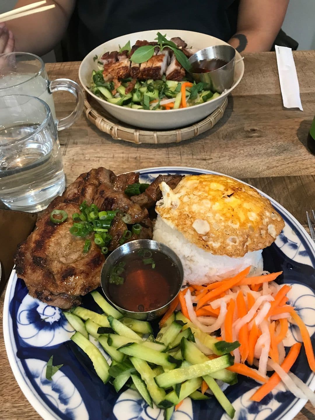 Ris med grillad fläskkarré och stekt ägg – Photo from Eatnam Odengatan by Jenny Q. (03/07/2018)
