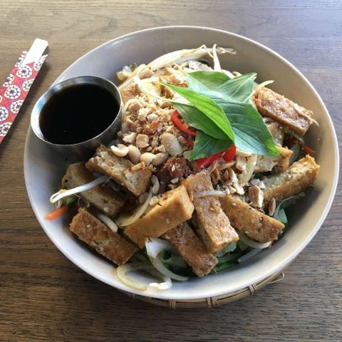 Nudelsallad med tofu – Bild från Eatnam Odengatan av Sophie E.