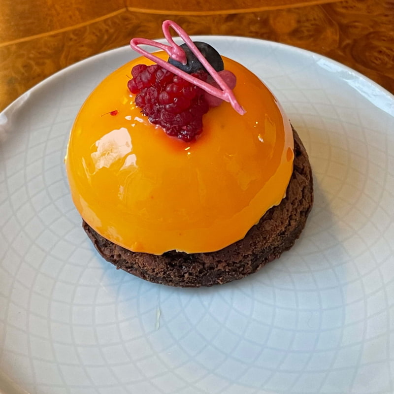 Mango-mousse på browniebotten – Bild från Eldtomta Café av Jessica K.