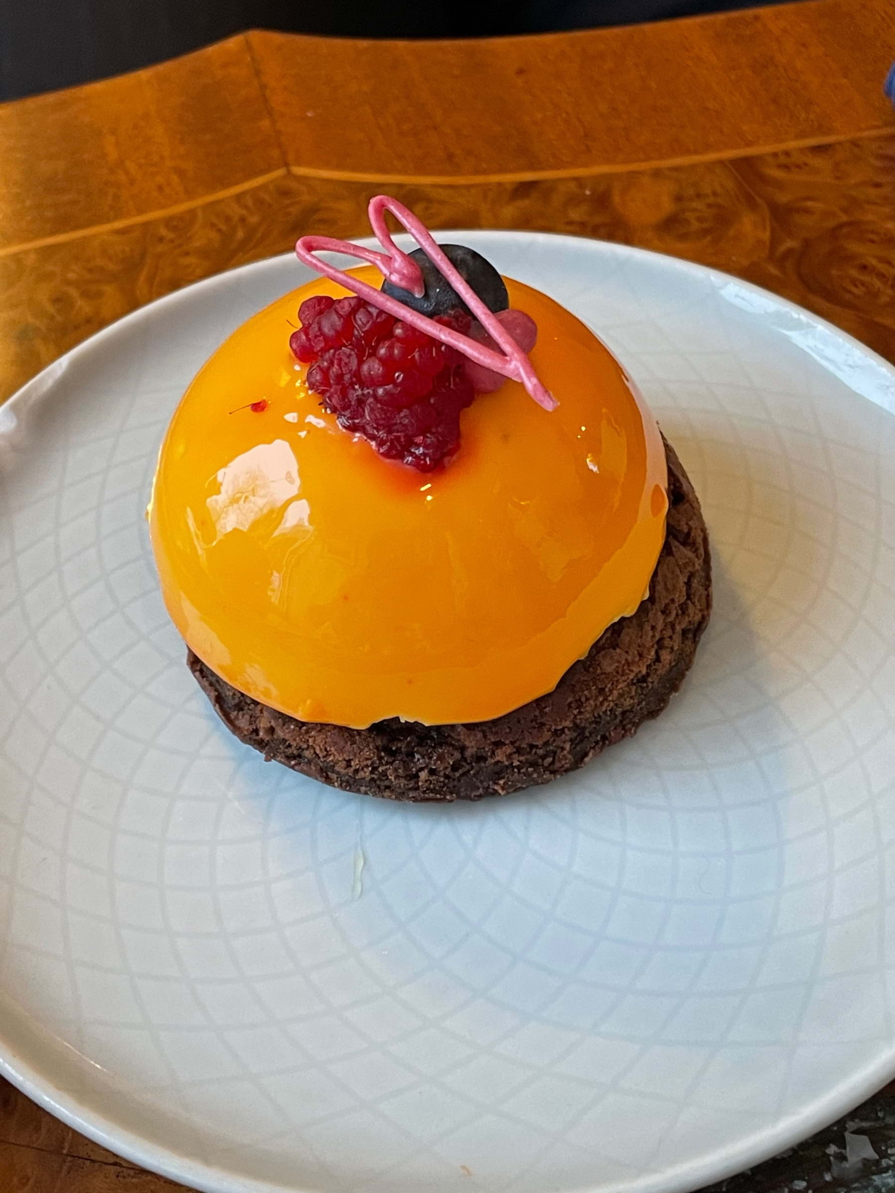 Mango-mousse på browniebotten – Bild från Eldtomta Café av Jessica K.
