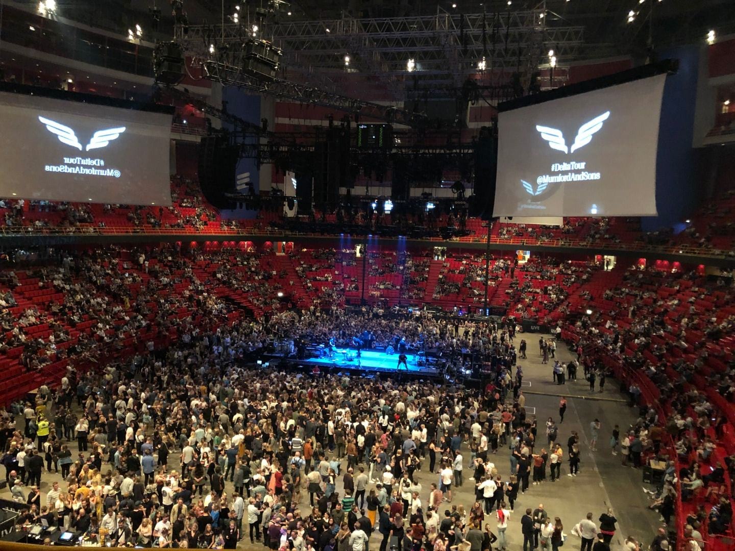 Innan konsert, scenen i mitten.  – Bild från Avicii Arena av Ida B. (2019-08-29)