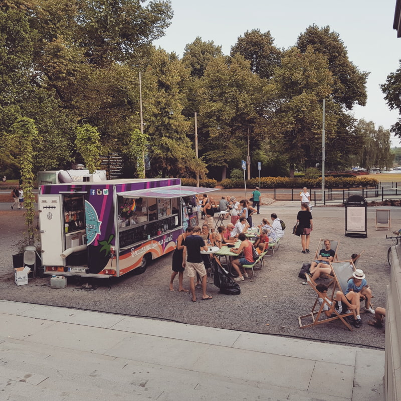 Trucken utanf&ouml;r Nordiska Mus&eacute;et, Djurg&aring;rden, 2018 &ndash; Bild fr&aring;n Falafel Stockholm food truck av Falafel&nbsp;S. (2022-04-20)