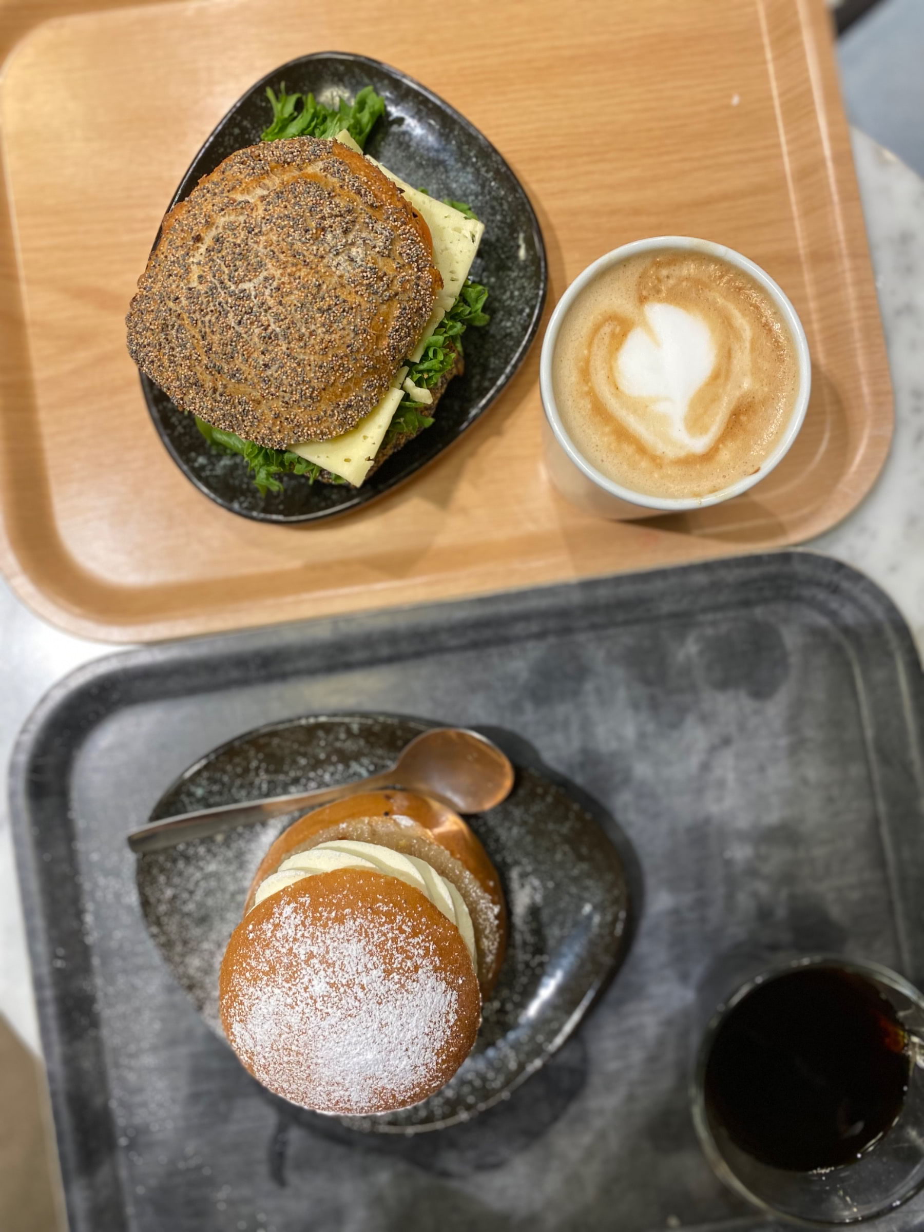 Ost fralla med cappuccino  – Bild från Gateau Täby Centrum av Madiha S. (2022-02-24)