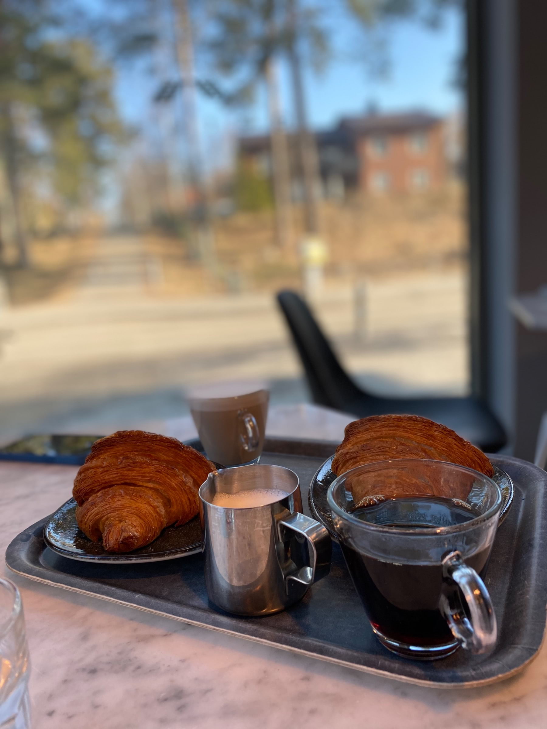 Croissant med chai latte – Photo from Gateau Edsviken by Madiha S. (17/03/2022)