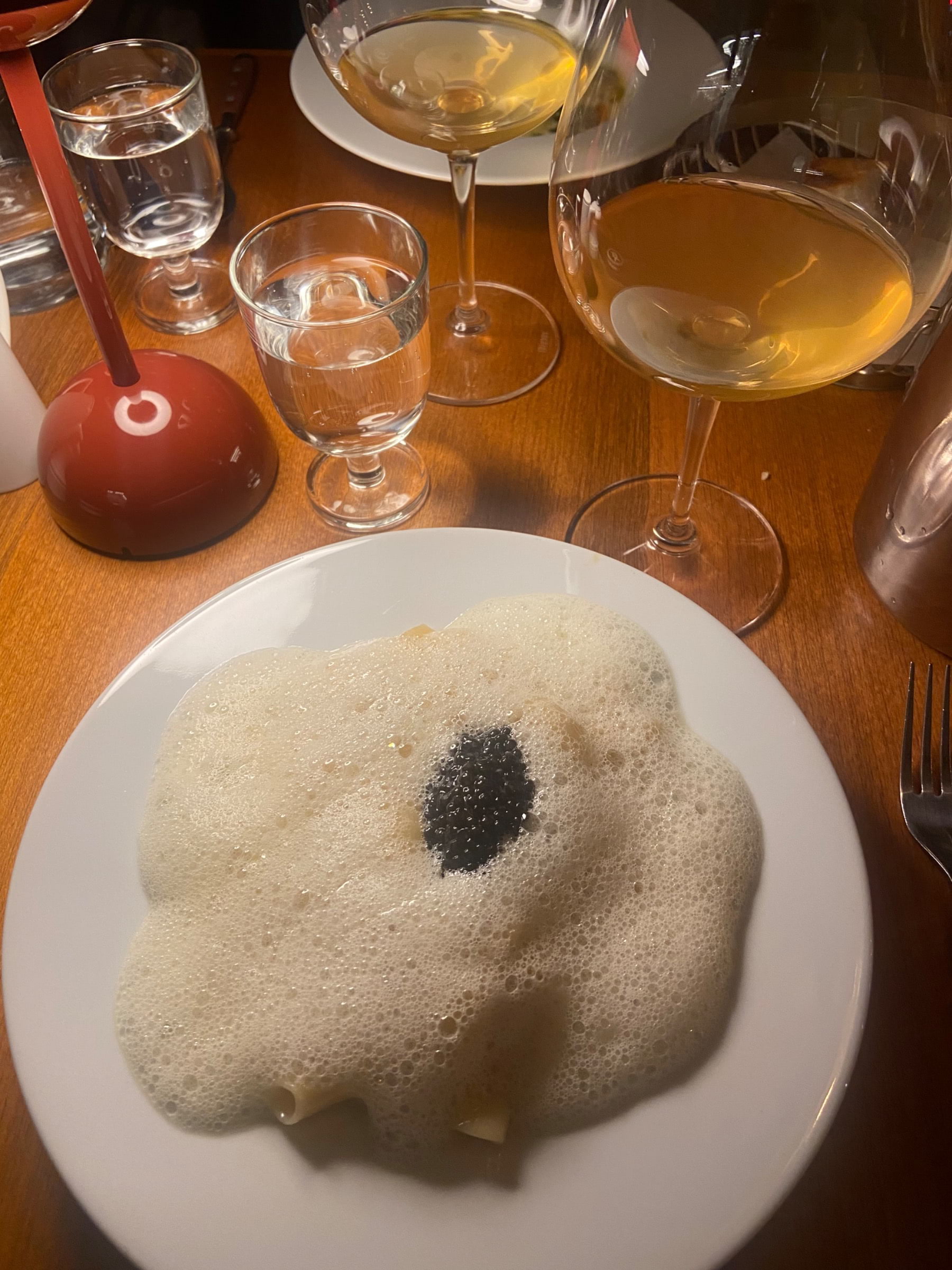 Pipe Rigate, smörskum, mandel och kaviar – Bild från Gazza av Fredrik J.
